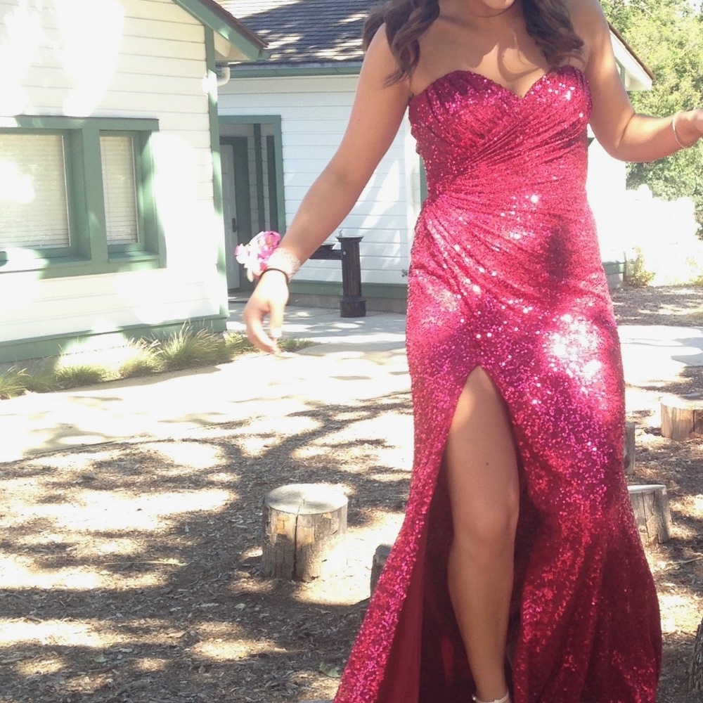 🌟 For Sale: Stunning LaFemme Red Sequined Strapless Dress - Size 6 🌟